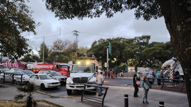 Trabajadores de limpia bloquean Insurgentes Sur hoy 17 de diciembre