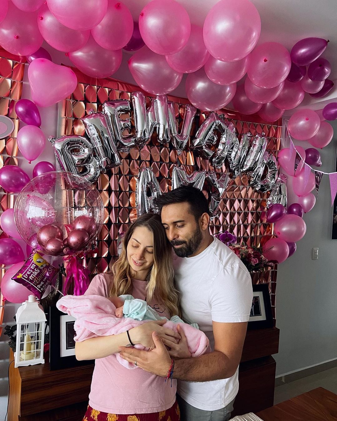 YosStop muestra su bebé Amyra recién llegada a casa.