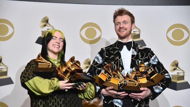 ¡Histórico! Billie Eilish gana TODOS los premios principales de los Grammy