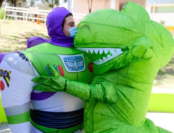Samuel García y Mariana Rodríguez se disfrazan para halloween del DIF Capullos