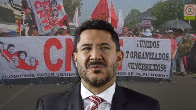 Martí Batres de frente, al fondo una marcha de la CNTE