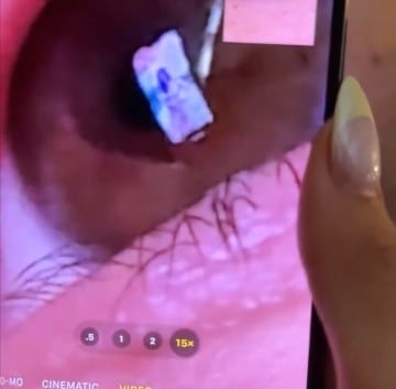 Cacha infidelidad de su novio haciéndole zoom a su ojo mientras veía a otra