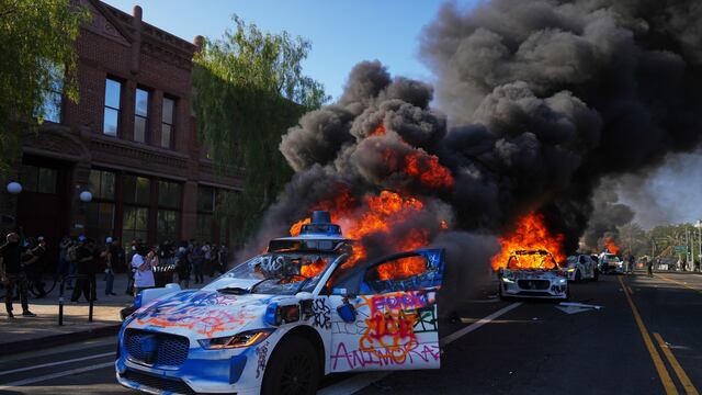Protestas en Los Ángeles de migrantes mexicanos este domingo 8 de junio: Manifestantes incendian coches.