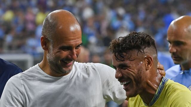 Pep Guardiola con Johnathan dos Santos