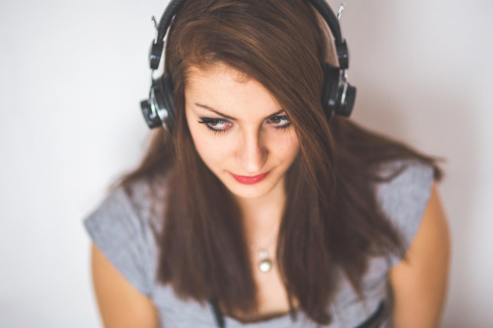 Mujer con audífonos
