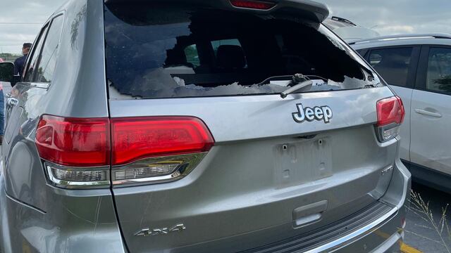 La camioneta con un cristal roto.