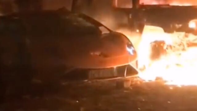 Queman carros de lujo en Sri Lanka