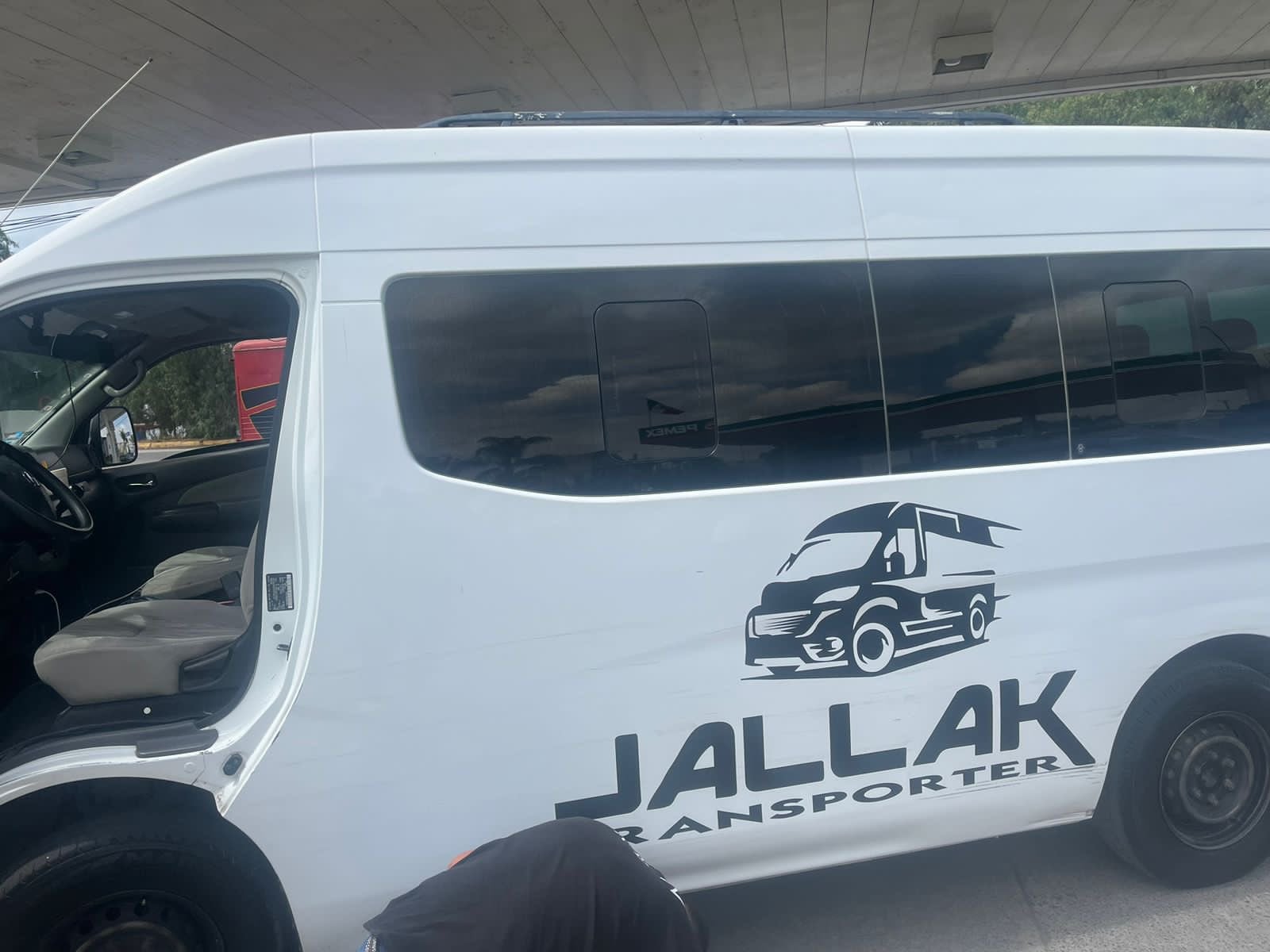 Camioneta en la que se transportaban los estudiantes