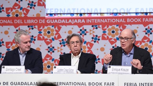 Santiago Creel y Enrique Krauze; en medio de ellos, Cuauhtémoc Cárdenas