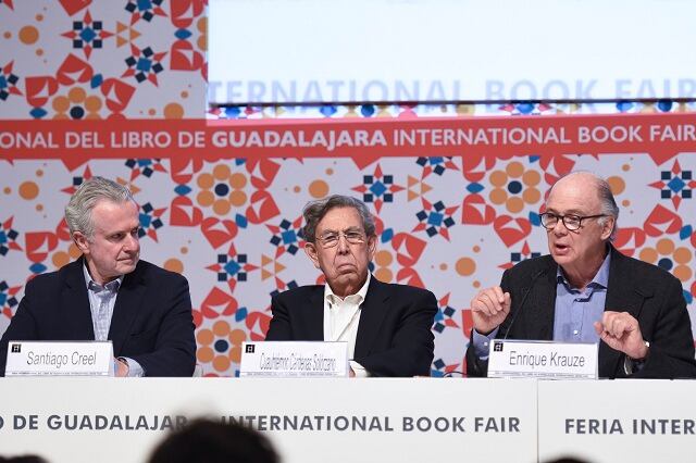 Santiago Creel y Enrique Krauze; en medio de ellos, Cuauhtémoc Cárdenas