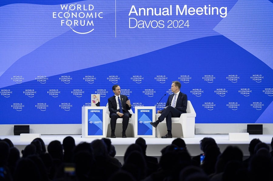 El presidente de Israel, Isaac Herzog (i) charla con el del FEM, Borge Brende, durante la sesión de este jueves en el Foro de Davos.