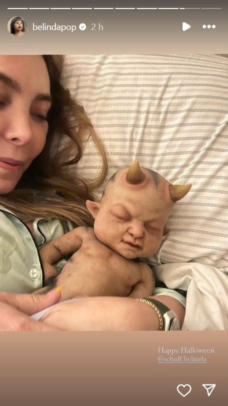 Belinda comparte foto de su mamá cargando un muñeco diabólico
