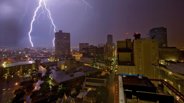 Tormenta eléctrica en CDMX provoca desalojo de Cablebús y afectaciones en el Metro
