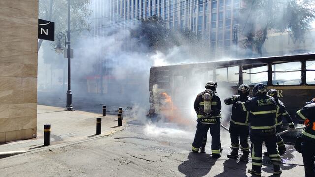 Se incendia autobús de pasajeros en Centro de CDMX
