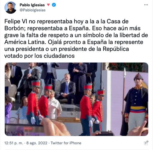 critican a Felipe VI, rey de España por no levantarse mientras pasaba la espada de Simón Bolívar en Colombia/@PabloIglesias