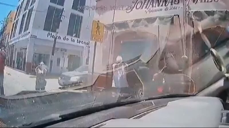 VIDEO: Disparan contra patrulla en cruce peatonal de Zacatecas