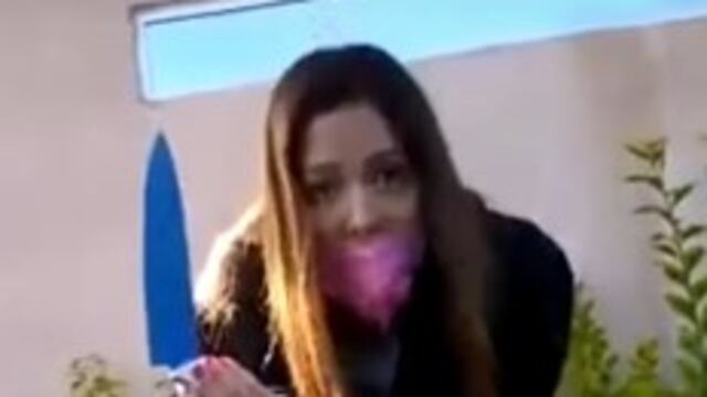 Mujer amenaza con un cuchillo a conductores por invadir su puesto de tortas