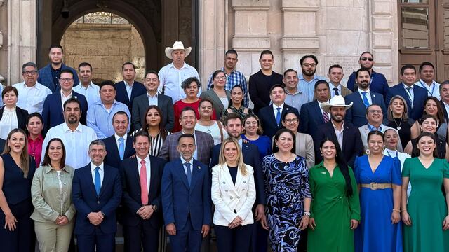 Romina Contreras, alcaldesa en Huixquilucan (al centro)