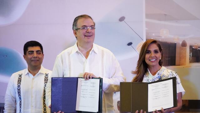 Marcelo Ebrard, secretario de Relaciones Exteriores, y Mara Lezama, gobernador de Quinta Roo,  inauguraron la nueva oficina de Relaciones Exteriores, en la cual ciudadanos podrán acudir a sacar su pasaporte.