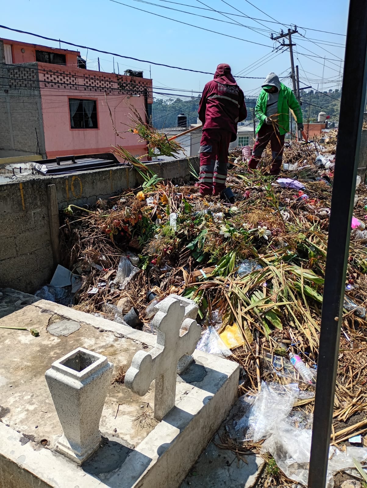 Servicios Públicos realiza mantenimiento en panteones de Toluca