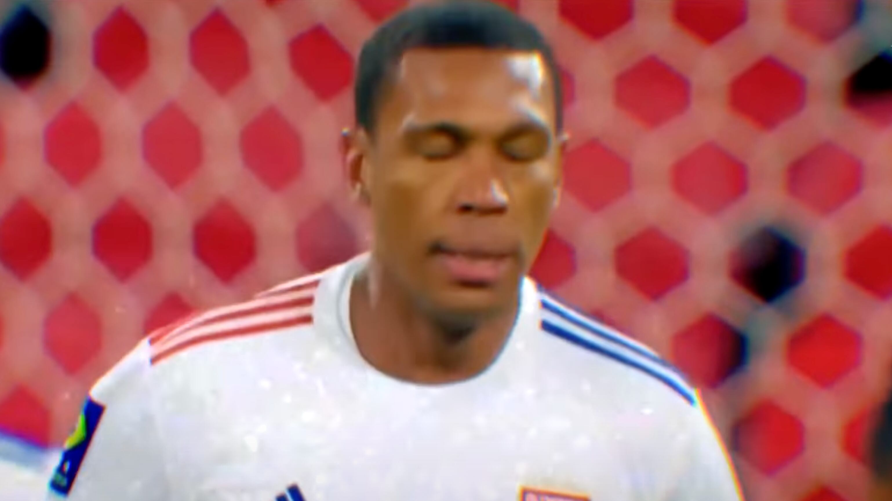 Corren a futbolista del Olympique de Lyon por echarse pedos en el vestuario