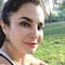 Martha Higareda en bikini disfruta del olor a rosas