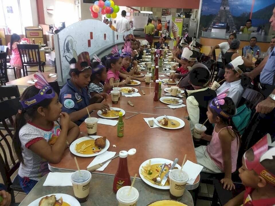 Los alumnos disfrutaron de una comida especial por el Día del niño.