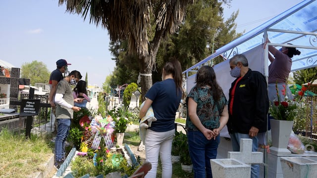 Familia en un panteón México