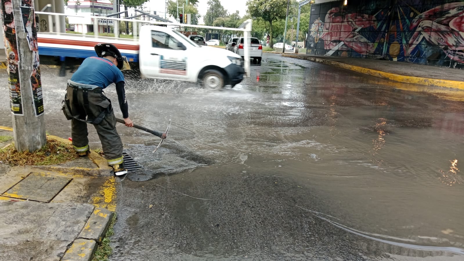 Ricardo Moreno despliega operativo por lluvias y atiende encharcamientos en Toluca