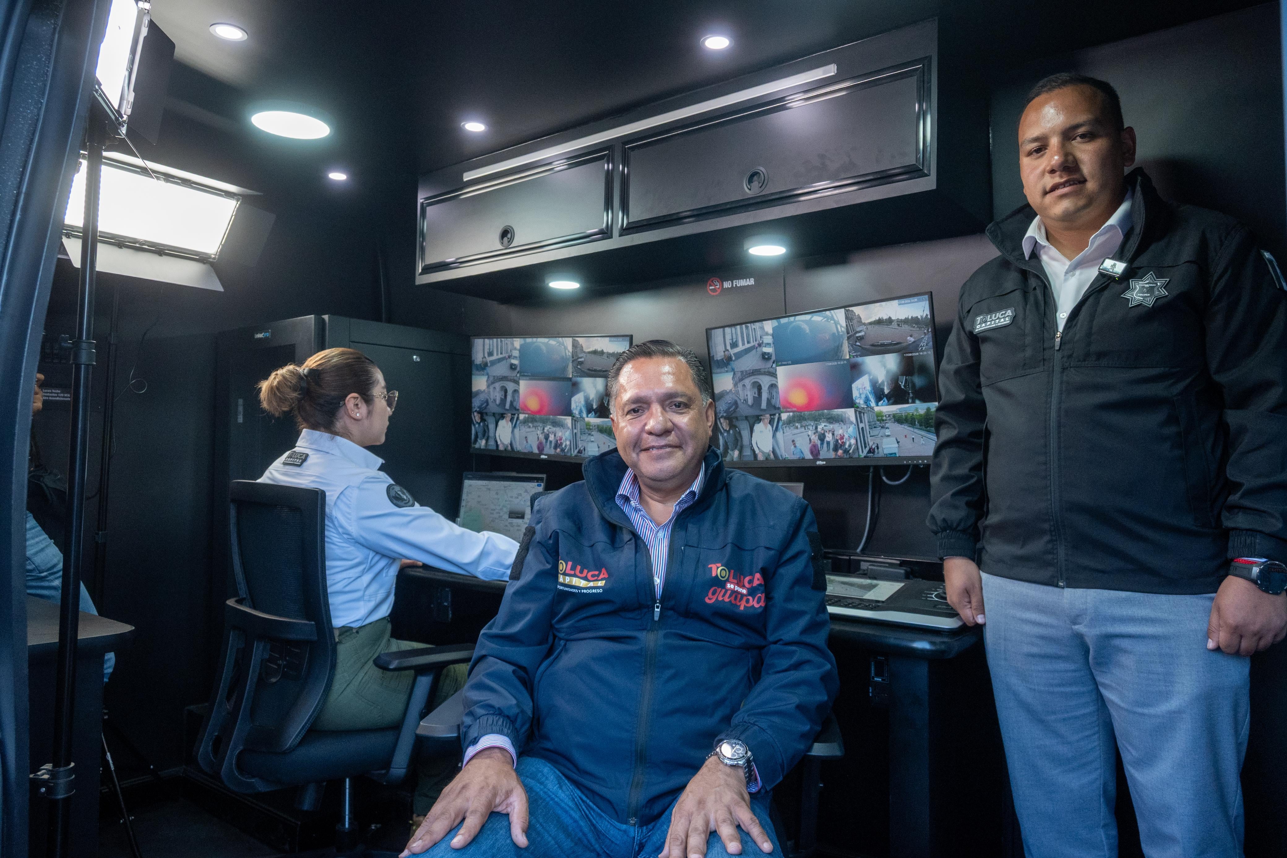 Ricardo Moreno entrega Centros de Mando móviles C4.