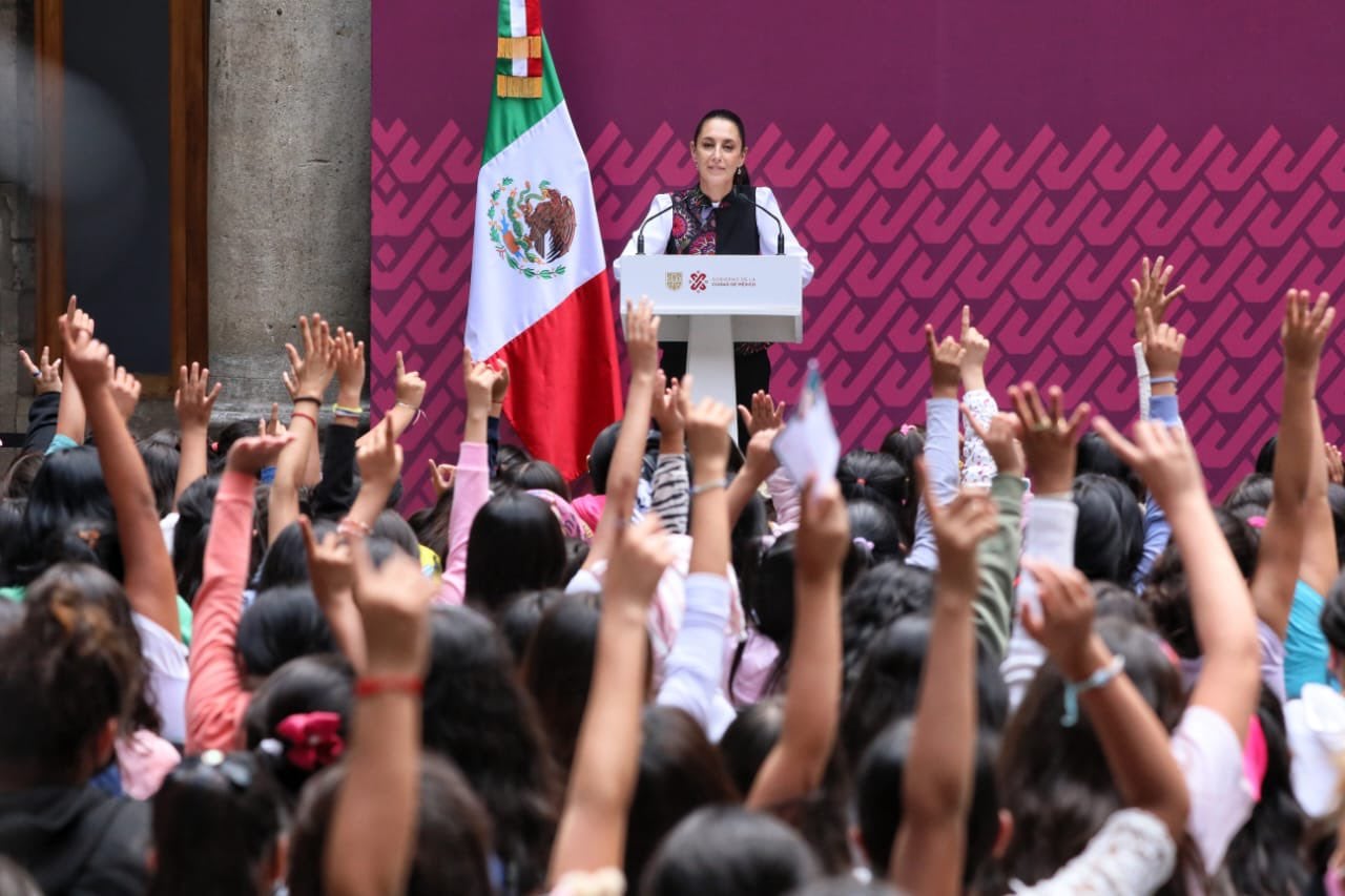 Claudia Sheinbaum reconoce a Katya Echazarreta, astronauta mexicana