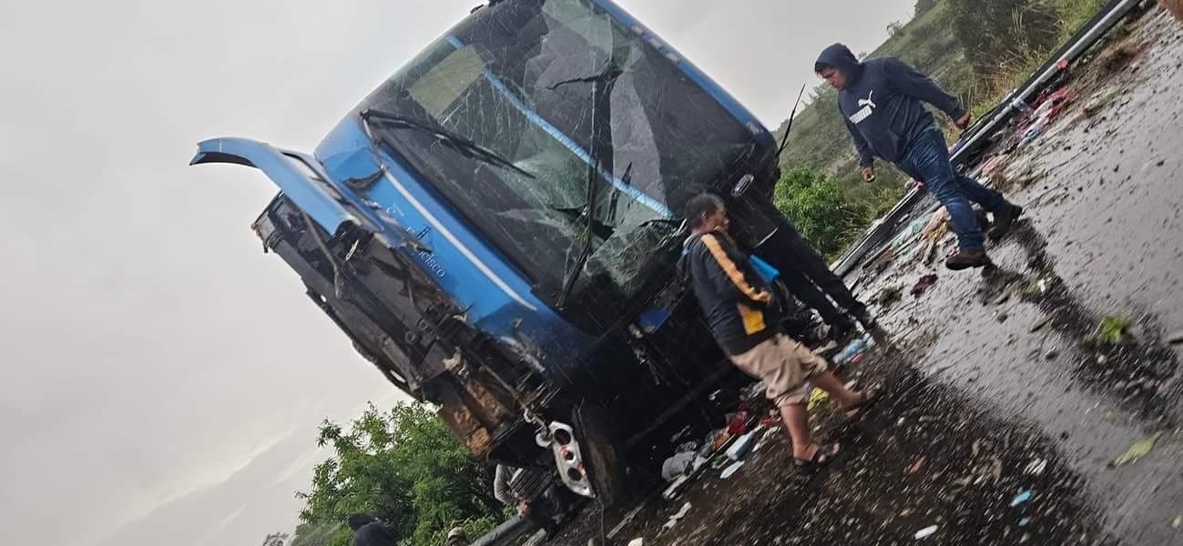 ¿Qué pasó en Puebla? Autobús volcó en la carretera Puebla-Atlixco y hay 35 heridos