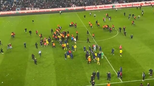 Golpean a jugadores del Fenerbache
