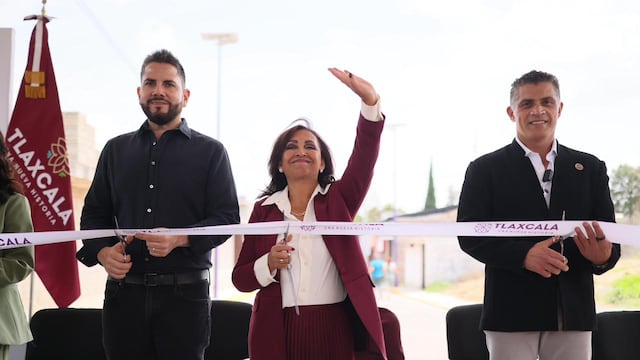 La gobernadora Lorena Cuéllar Cisneros entregó obras que mejoran la vialidad y la infraestructura urbana en Tlaxcala.
