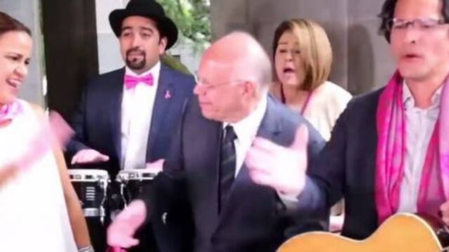 Narro bailando para crear conciencia contra el cáncer de mama