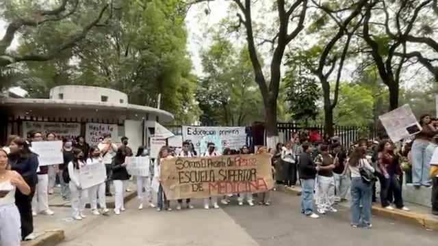 Estudiantes de IPN se manifiestan frente a Canal 11