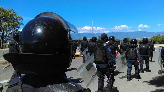 Policías federales. Enfrentamiento con CNTE.