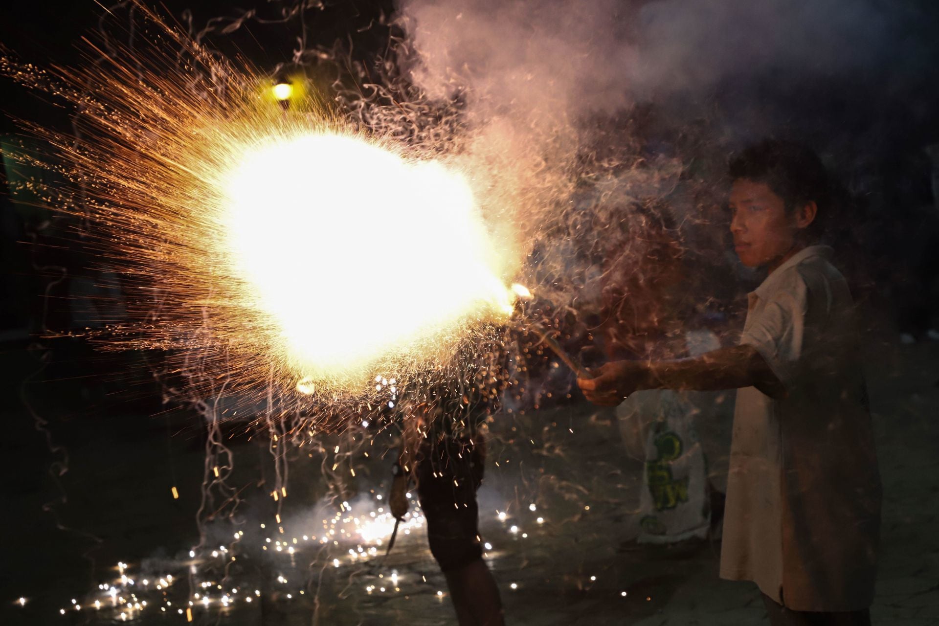 Podrían multarte por tronar cohetes en las fiestas navideñas