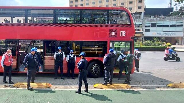 Mujer muere a bordo del Metrobús  en CDMX
