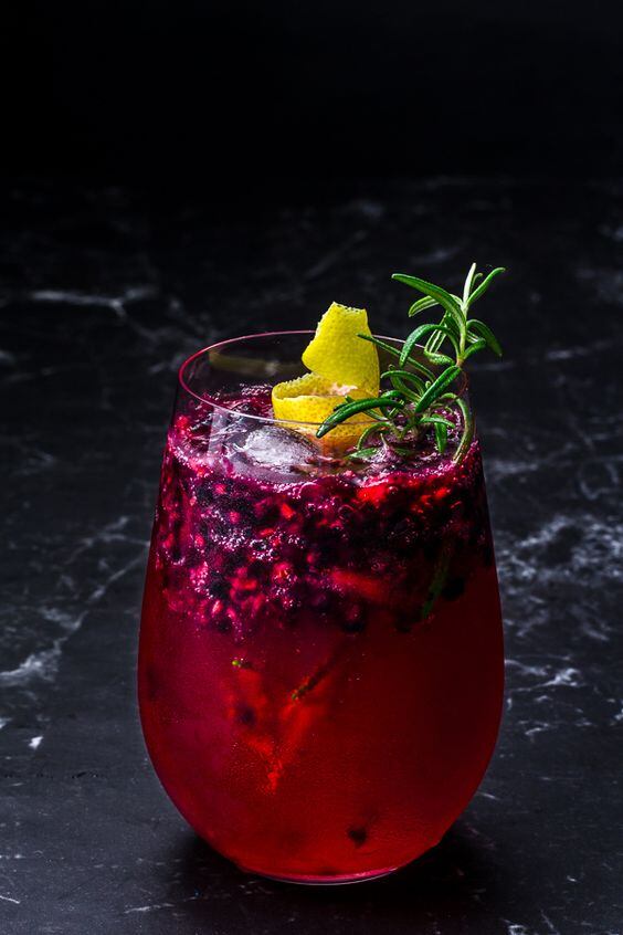 Gin tonic de frutos rojos con tomillo