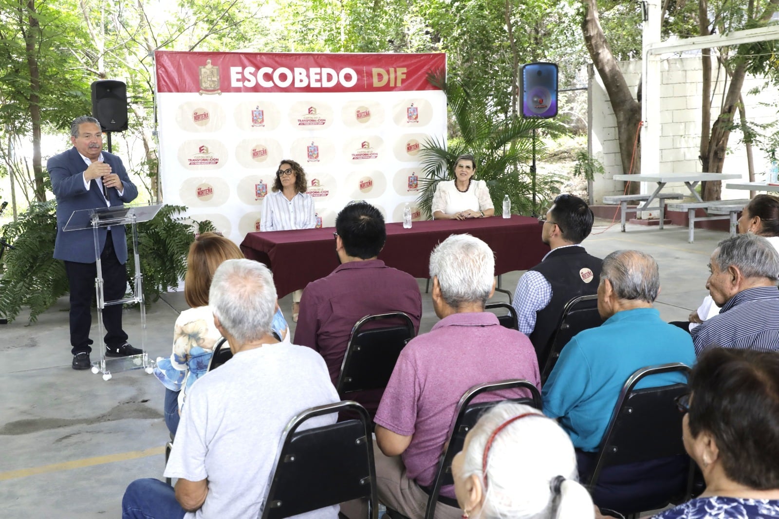 Adultos mayores se gradúan de taller de educación digital en Escobedo.