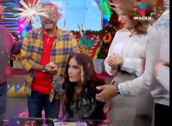 Joanna Vega-Biestro tras el impacto de la bomba de confeti en Sale el Sol.