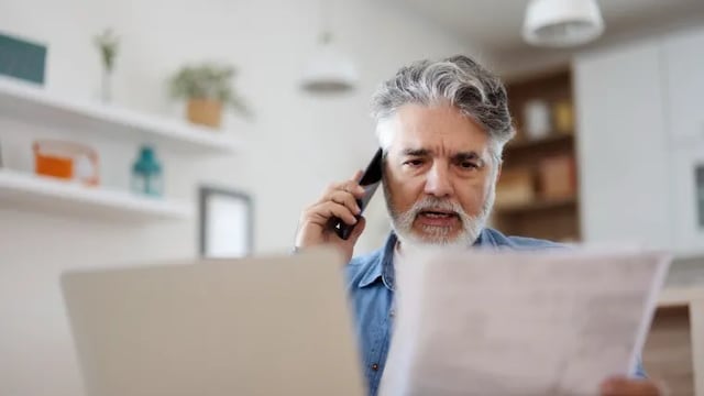 Qué hacer cuando los cobradores de deudas intentan cobrar una deuda que no es suya