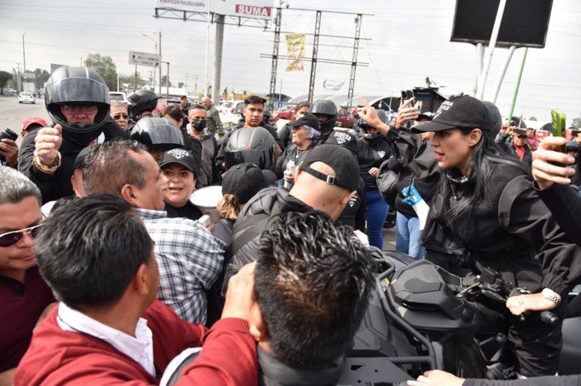 Sandra Cuevas, alcaldesa con licencia de la alcaldía Cuauhtémoc, sostuvo un altercado con locatarios del Central de Abastos