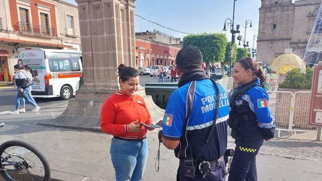 Policías entregan cartera