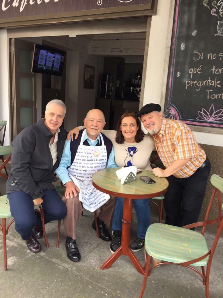 Sergio DeFassio con el elenco de 'Como dice el dicho'.