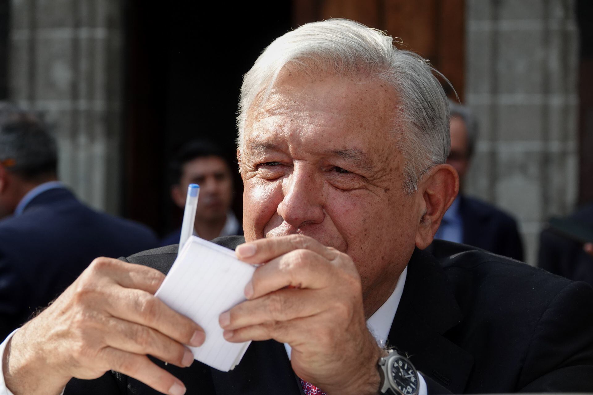 AMLO firmó un autógrafo para una niña