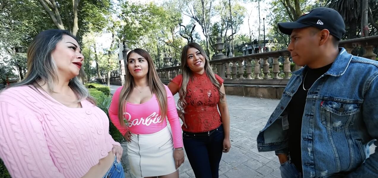 Yulay en una entrevista con tres edecanes