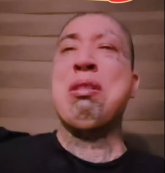 Geros llorando por haber terminado con Mona.