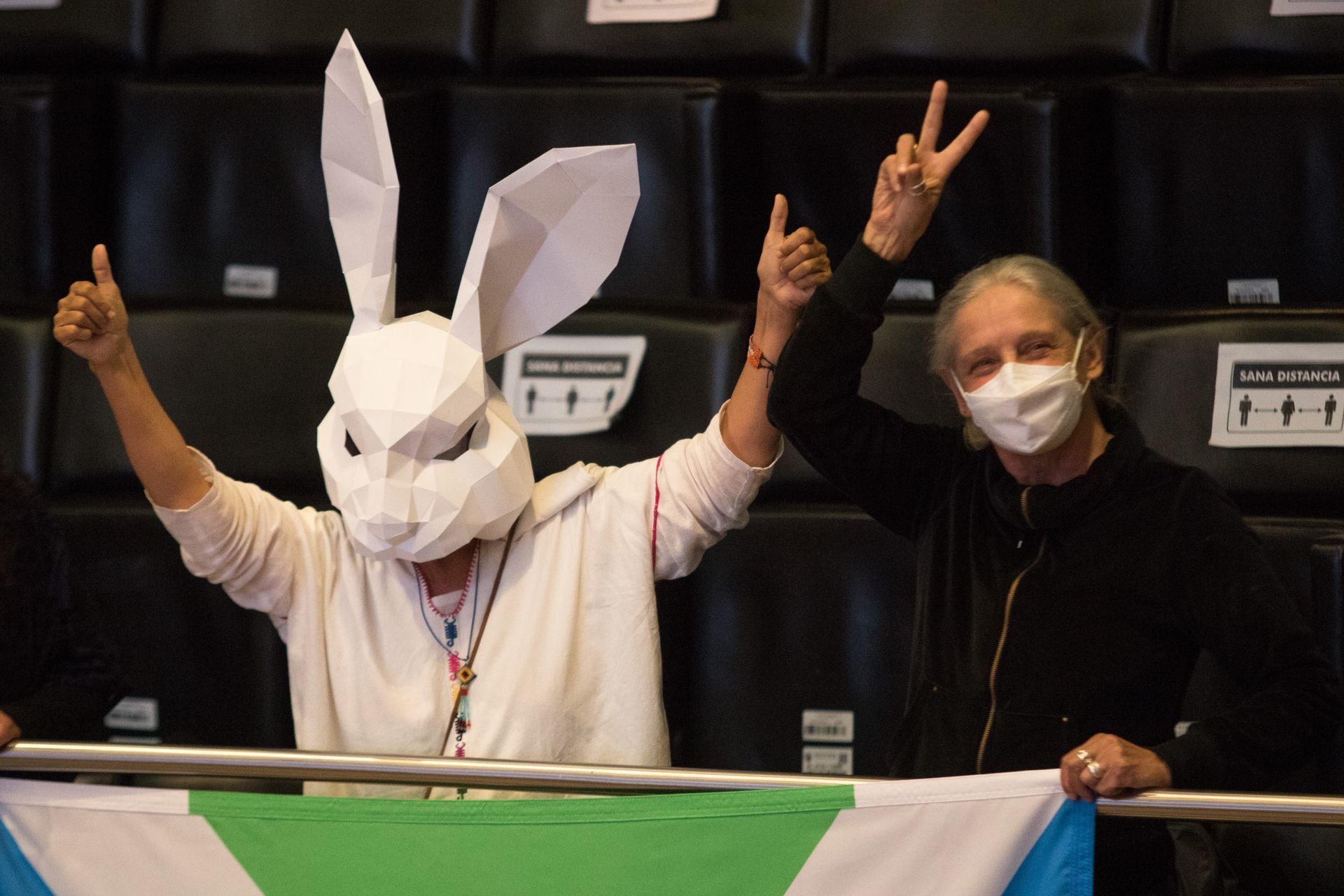 La senadora Jesusa Rodríguez, con máscara de conejo, y su pareja Liliana Felipe